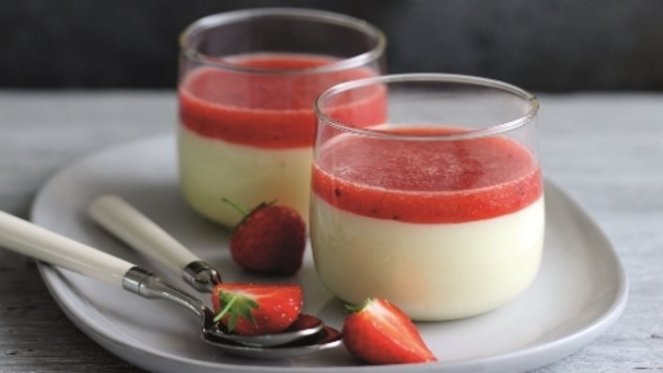 white-chocolate-mousses-with-strawberry-and-black-pepper-sauce